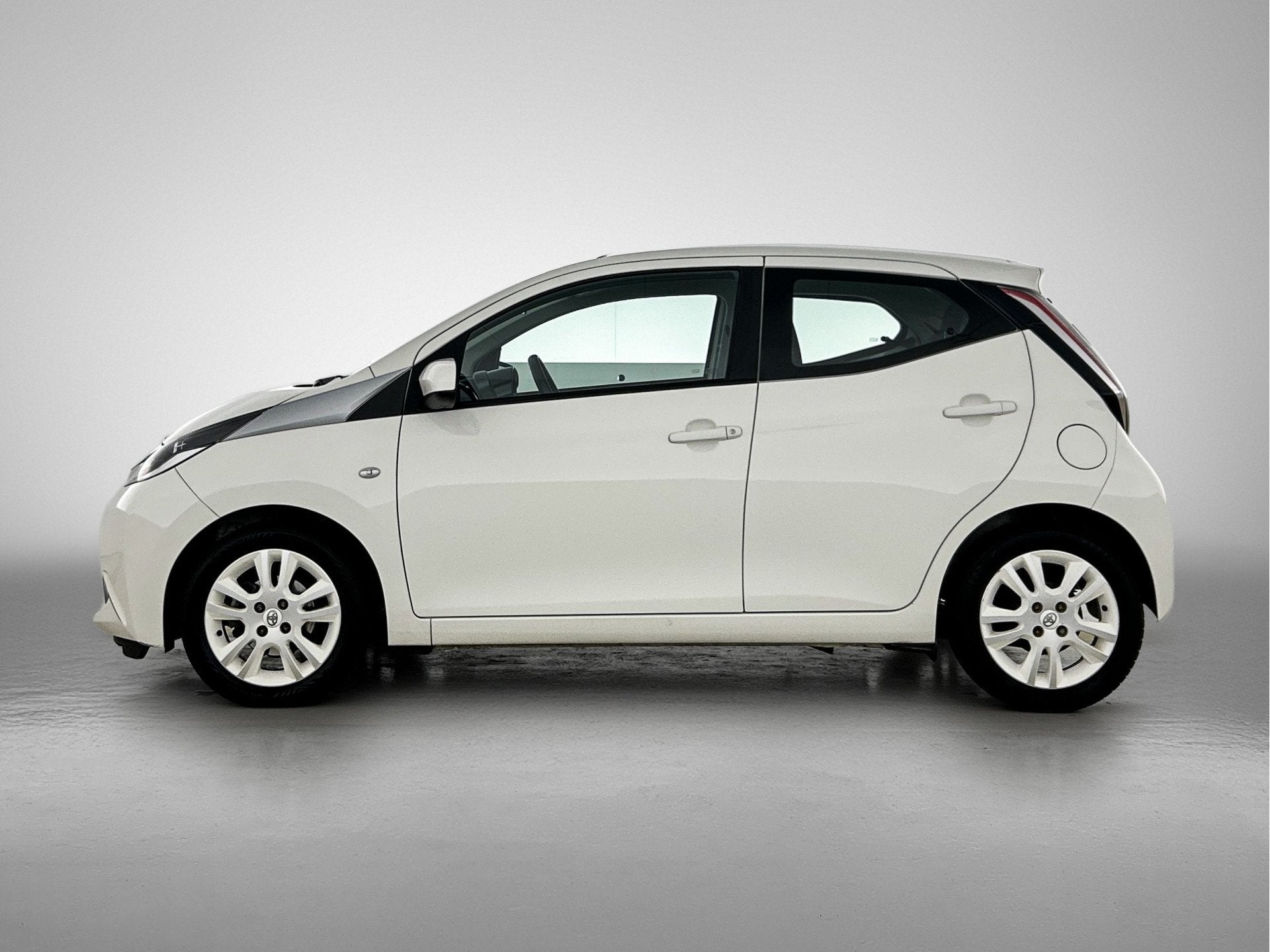 Toyota Aygo 1.0 VVT-i x-pure Automaat | 1e Eigenaar | NIEUW, 12 maanden, Stof, Gebruikt, 4 stoelen
