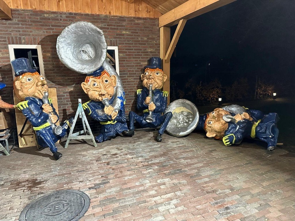 Grote polyester carnavalsfiguren / muzikanten carnavalswgen, Ophalen, Gebruikt, Carnaval