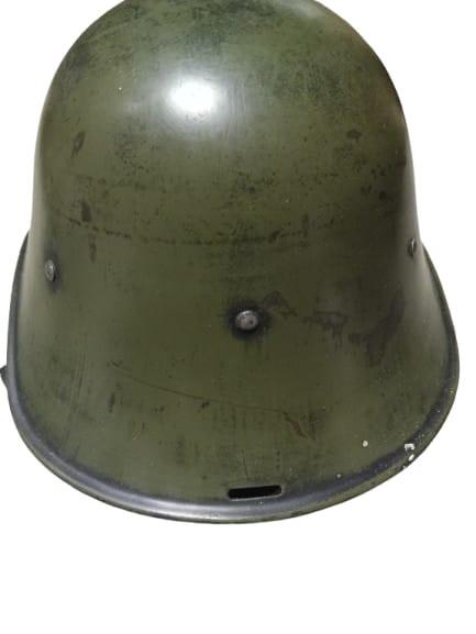 Nederlandse helm doorgebruikt., Verzamelen, Ophalen of Verzenden, Nederland, Helm of Baret