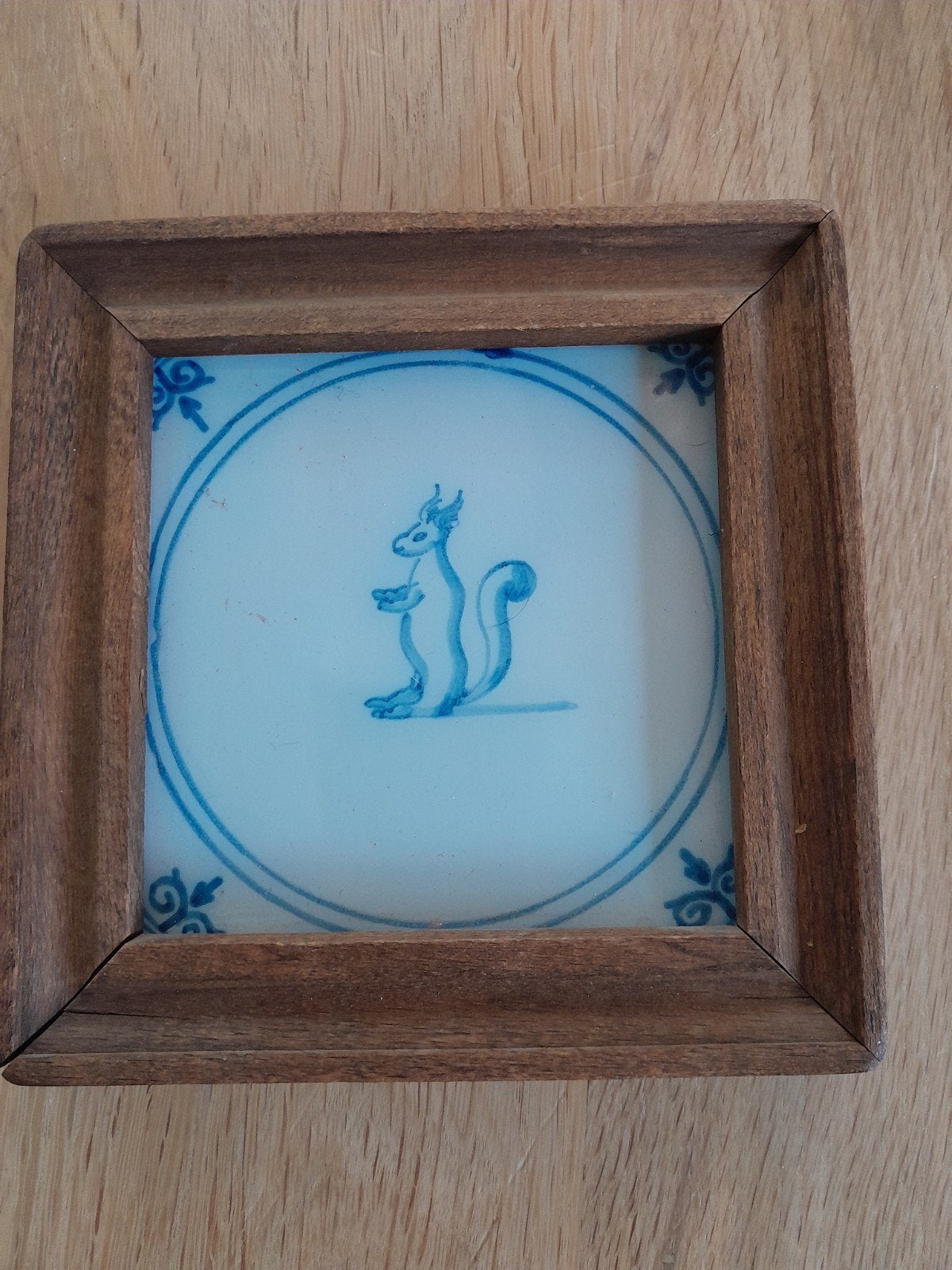 Delfts blauw tegeltje met eekhoorn in houten lijst, Antiek en Kunst, Ophalen of Verzenden