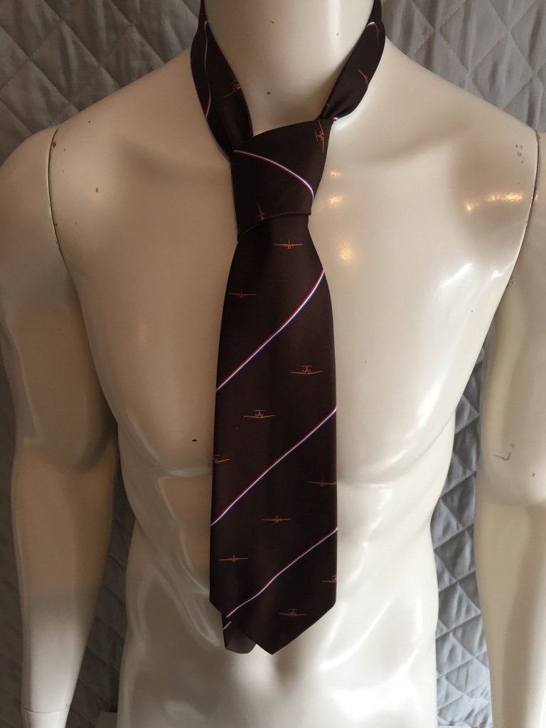 Fokker stropdas, bruin met vliegtuigjes. (2B23), Kleding | Heren, Tweedehands verkoop, Tweedehands verkoop, Bruin, Ophalen of Verzenden