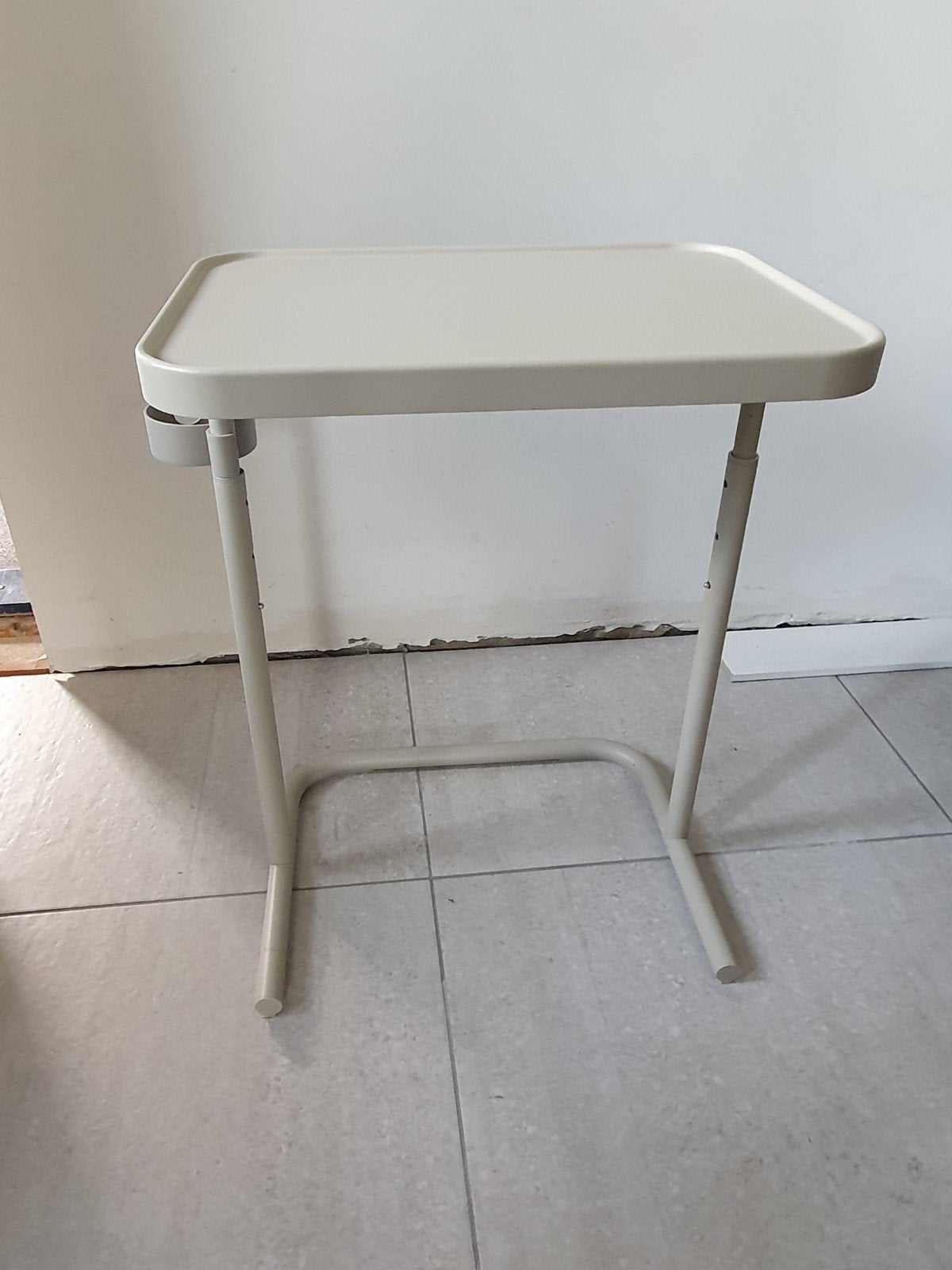 IKEA laptoptafel beige - zo goed als nieuw, Huis en Inrichting, Tafels | Bijzettafels, Ophalen, Zo goed als nieuw, 60 cm of meer