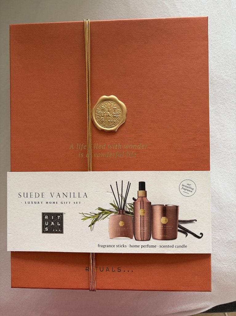Rituals Suède vanille gift set met geurstokjes spray kaars, Ophalen of Verzenden, Nieuw