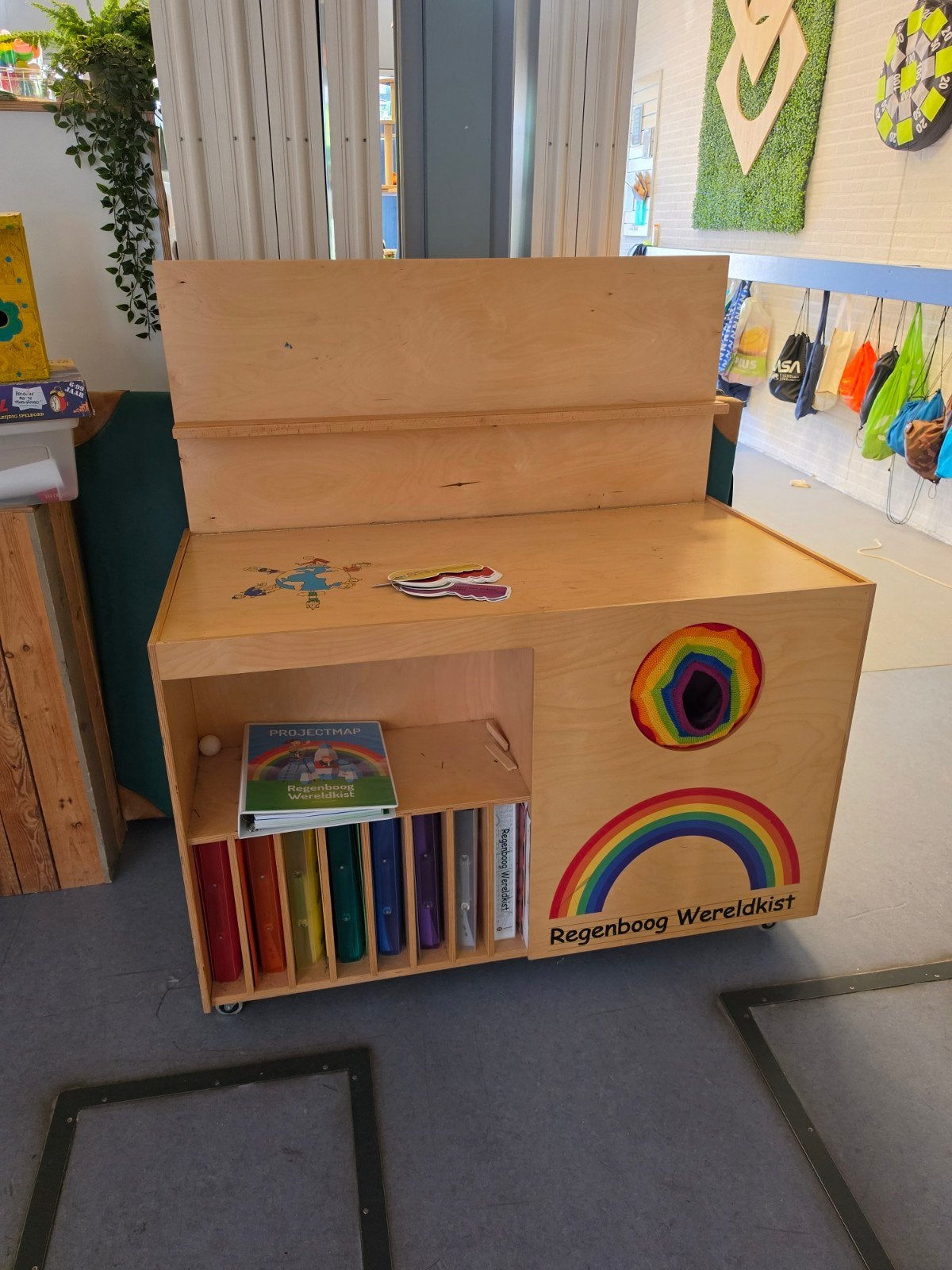Leskracht kast regenboog wereldkist, Ophalen, Zo goed als nieuw