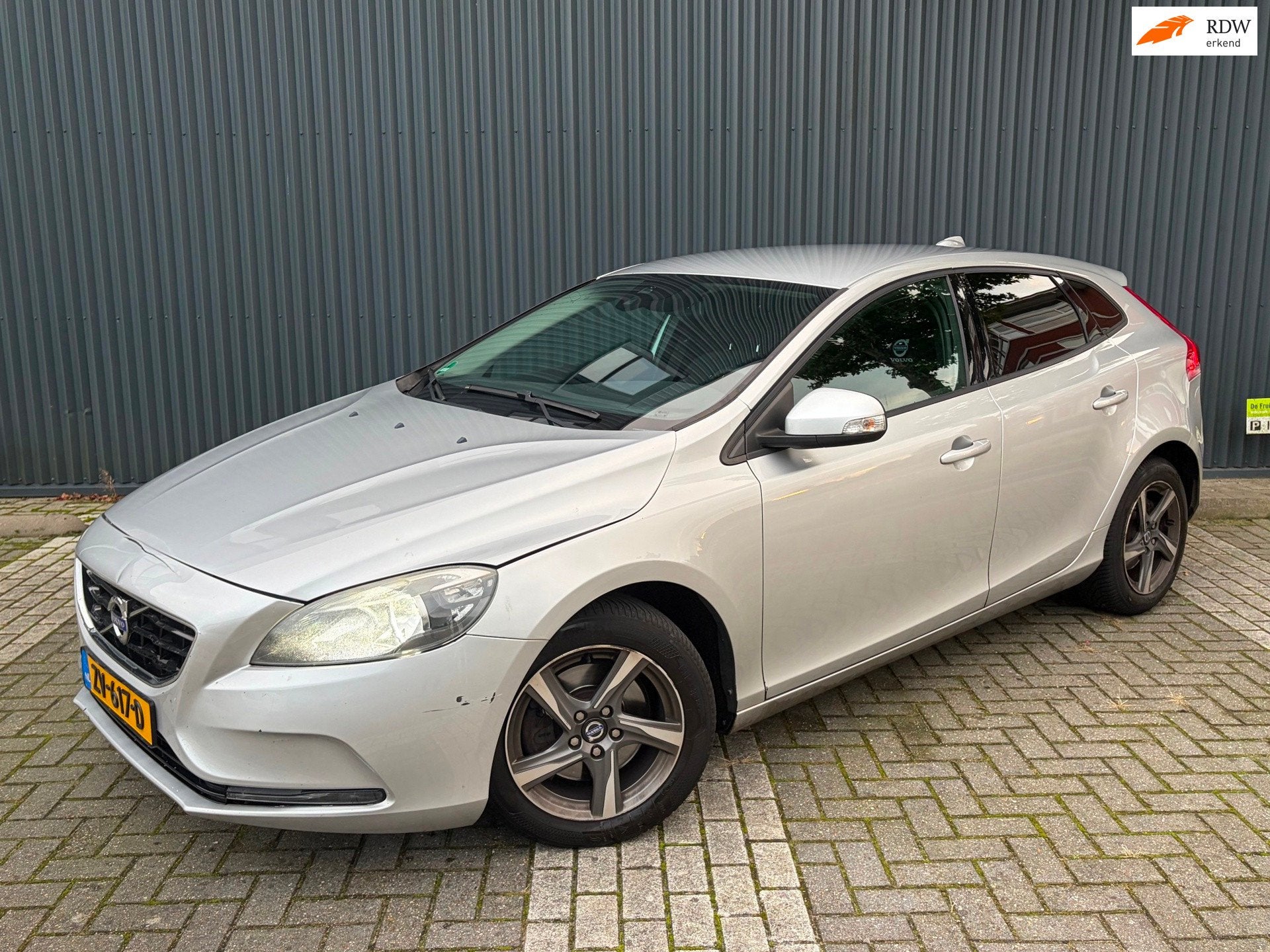Volvo V40 1.6 D2 R Design|AUT Cruise Airco Navi BT, Auto's, Gebruikt, Euro 6, 4 cilinders, 700 kg