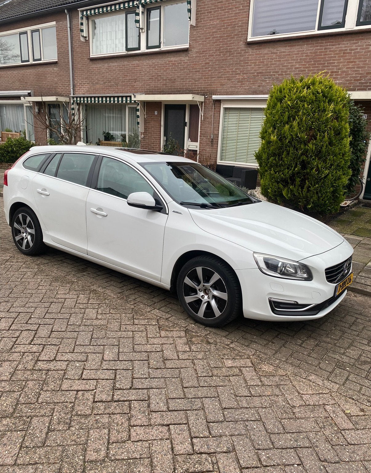 *motor defect* Volvo V60 D6 215pk Plug-in Hybrid 2014 Wit, Auto's, 1849 kg, 1800 kg, Wit, Particulier