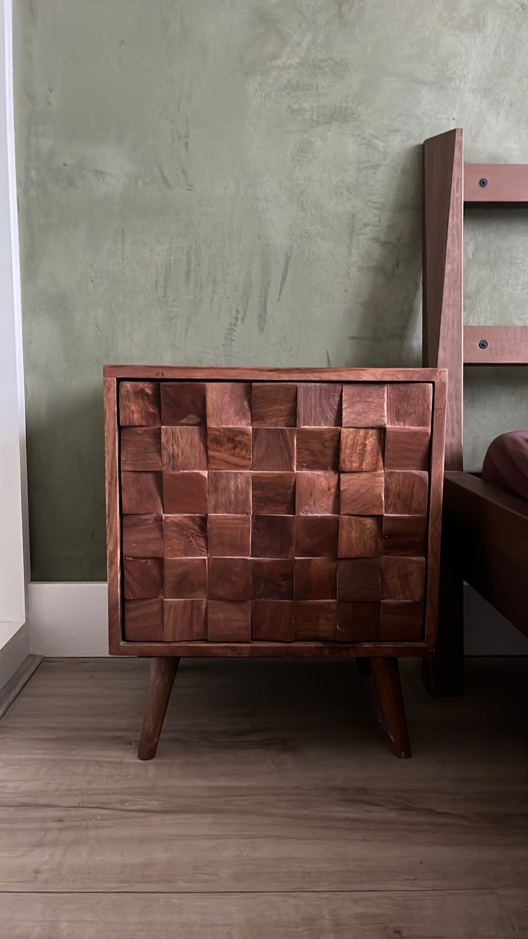 Zara Home faceted mango wood night stand / cabinet, Gebruikt, Minder dan 45 cm, Ophalen of Verzenden, Minder dan 55 cm