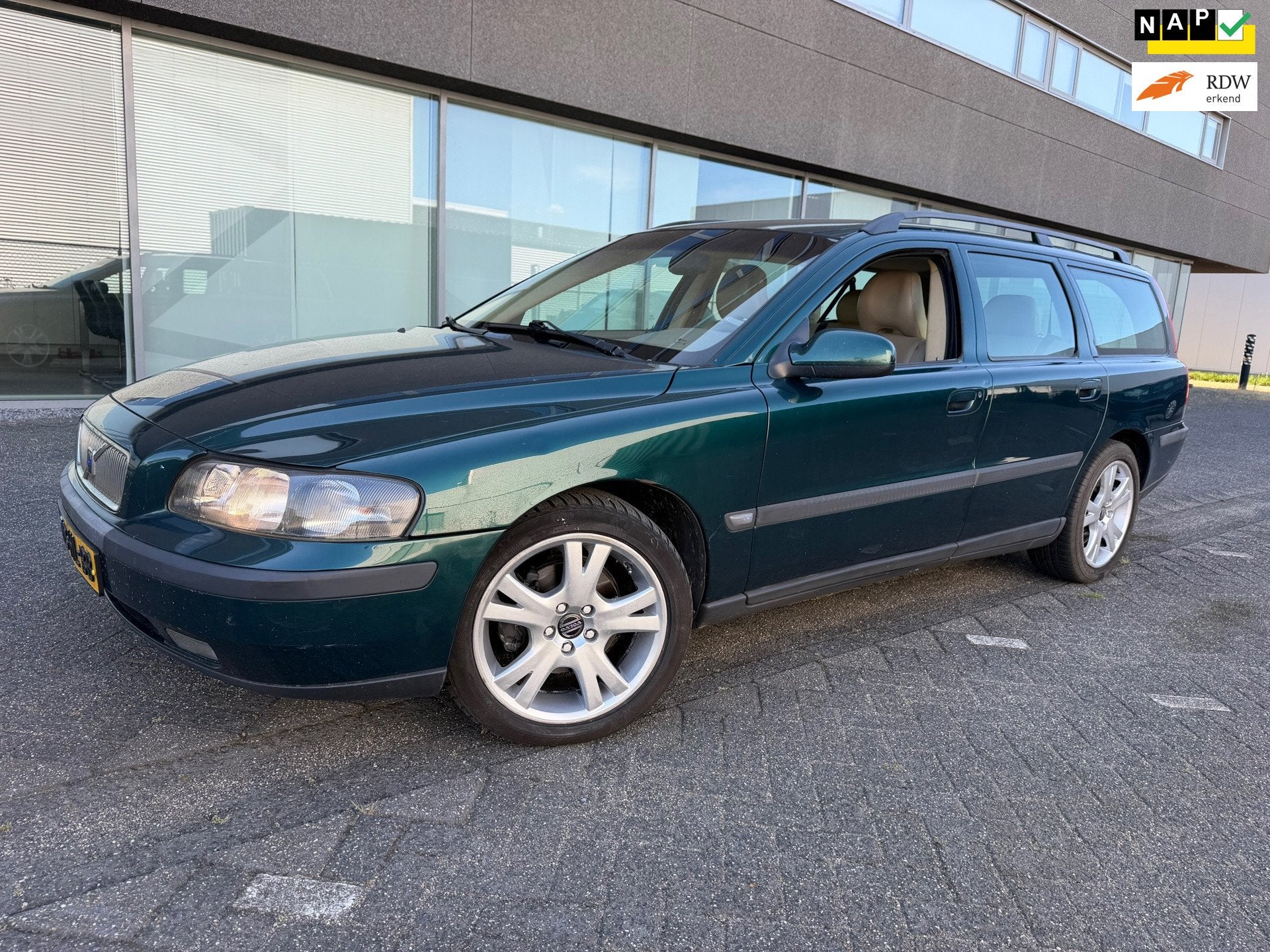 Volvo V70 2.4 Comfort 7 P CLIMAT AUTOMAAT BJ 8-2001 APK 7-20, Auto's, Leder en Stof, 2435 cc, 1533 kg, 170 pk