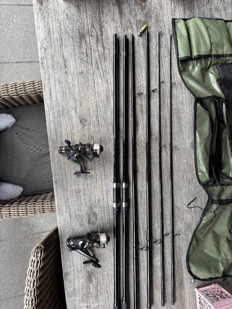 2x PRO Carp 12ft 2.75lbs hengels met molens en foudraal, Ophalen, Gebruikt