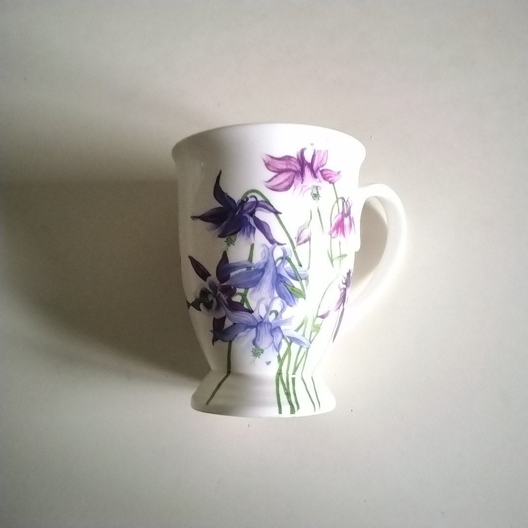 Mok Angela Faulkner met Akelei bloemen - Fine Bone China, Huis en Inrichting, Keuken | Servies, Gebruikt, Overige merken, Klassiek