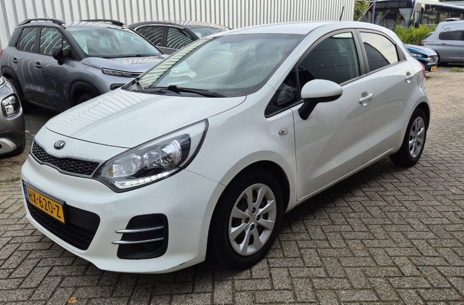 Kia Rio 1.2 I 5DRS 2016 Eerste eigenaar Navi AIrco, Auto's, 40 €/maand, Zwart, 4 cilinders, Origineel Nederlands
