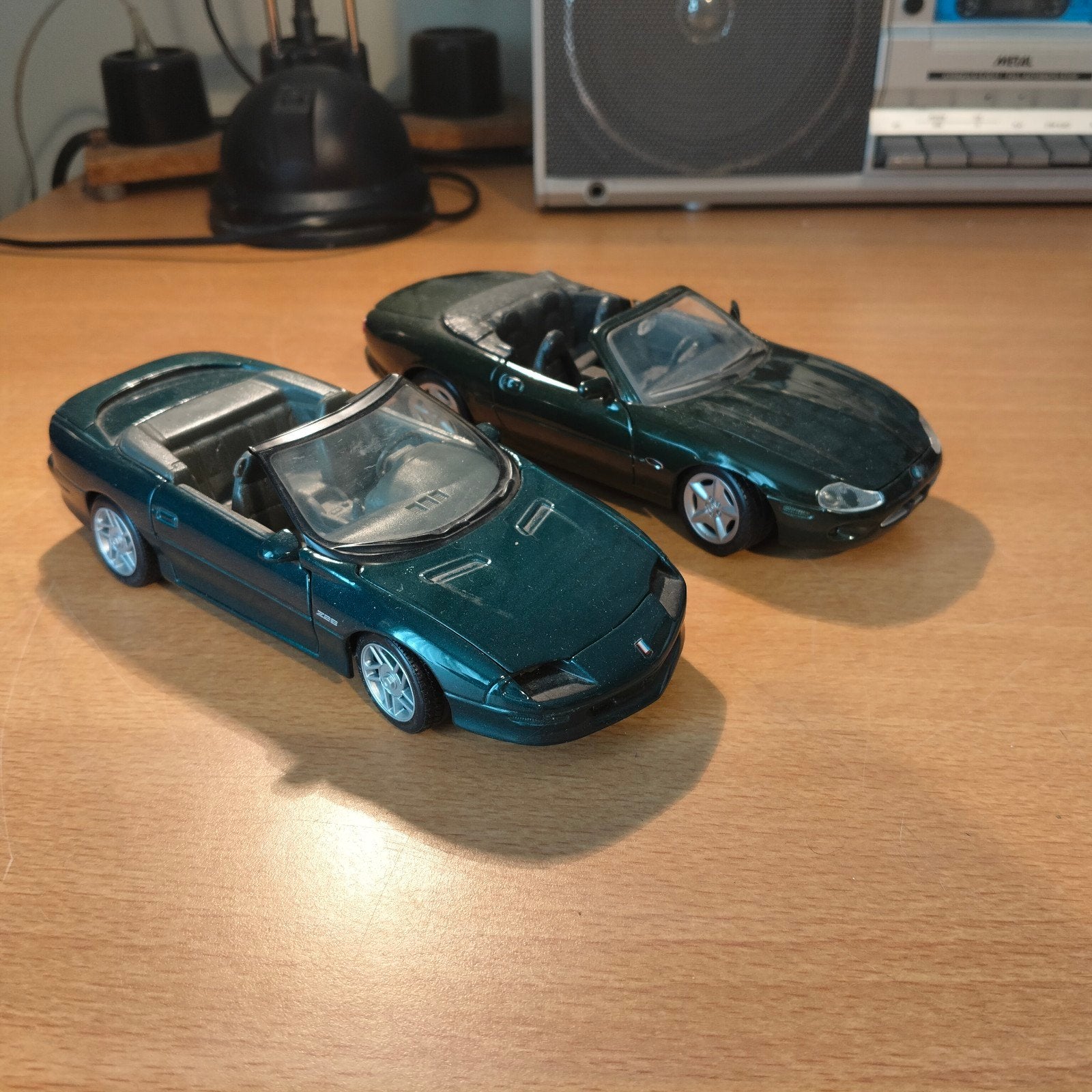 Maisto Jaguar XK8 en Chevrolet Camaro Z28 modelauto's, Ophalen of Verzenden, Gebruikt, Auto, Maisto