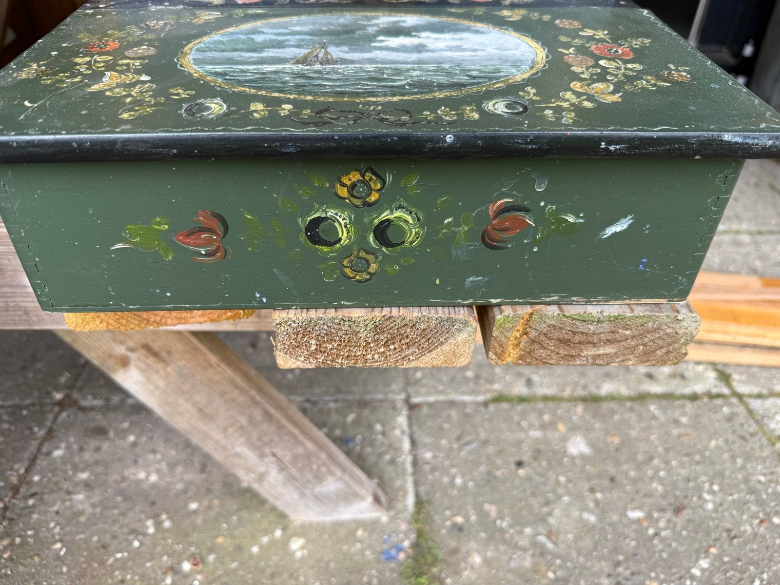 Hindelooperschilderwerk houten doos met zeegezicht, Ophalen