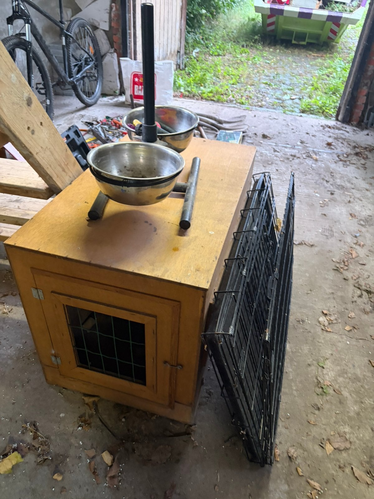Honden bench hout en staal, plus bak, Ophalen, Gebruikt, Minder dan 65 cm