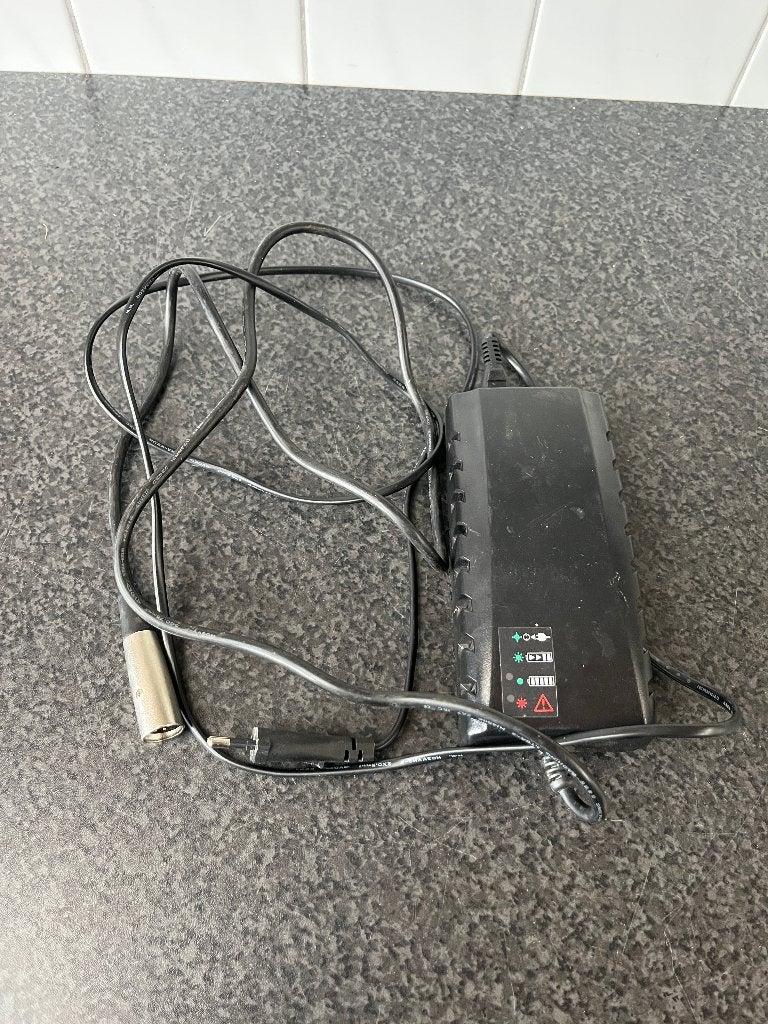 4 pins fiets lader , charger . 42v , 3a. voor 36v accu, Ophalen of Verzenden, Gebruikt