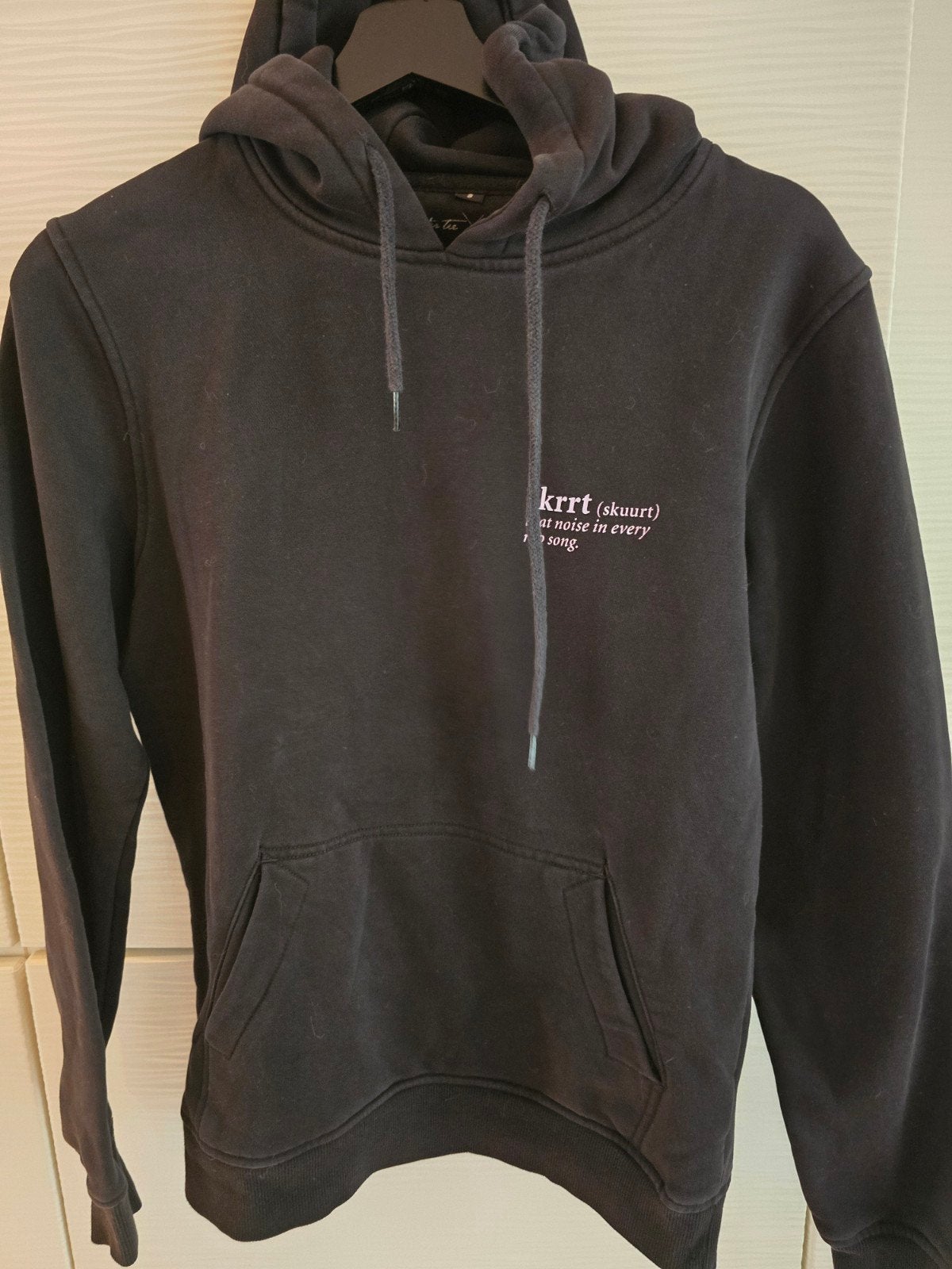 Zwarte hoodie met 'skrrrt' print - Maat S, Ophalen of Verzenden, Zo goed als nieuw, Martin Tee X Klabono