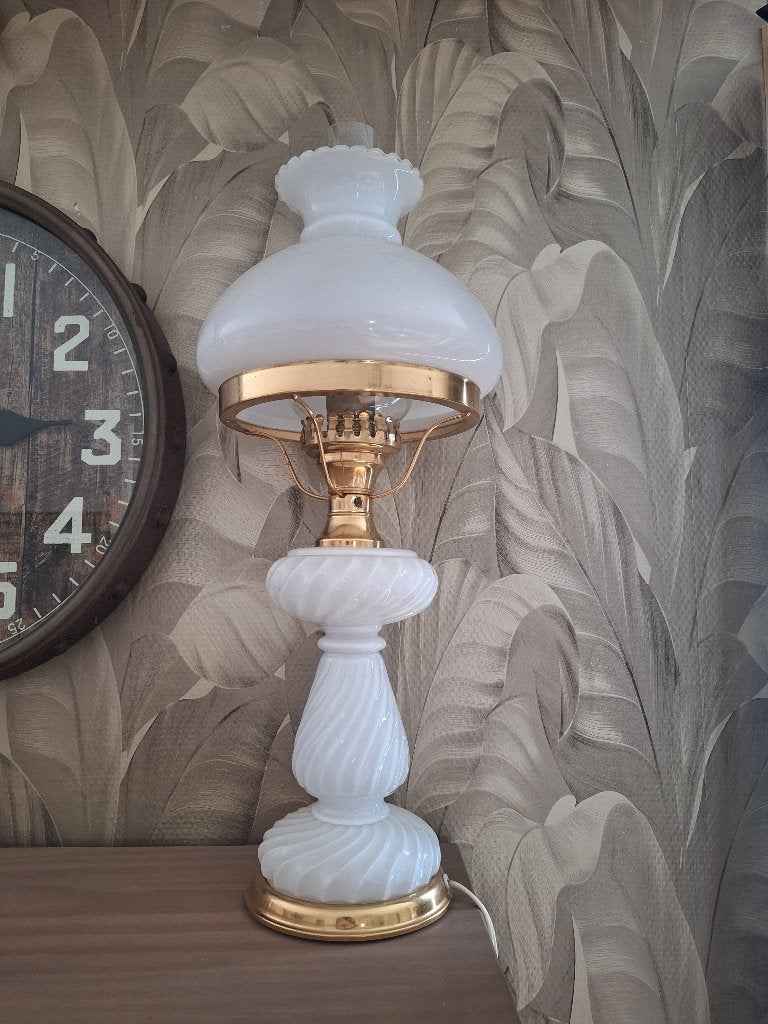 Vintage melkglas tafellamp met messing accenten, Huis en Inrichting, Lampen | Hanglampen, E27 (groot), Zo goed als nieuw, Glas