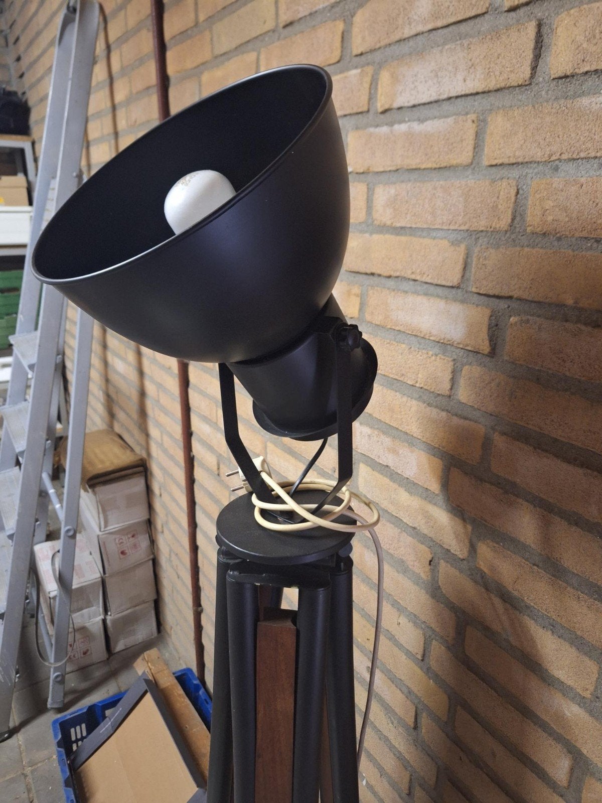 Zwarte driepoot staande lamp met houten accenten, Ophalen, Hout, Modern, Industrieel, 100 tot 150 cm