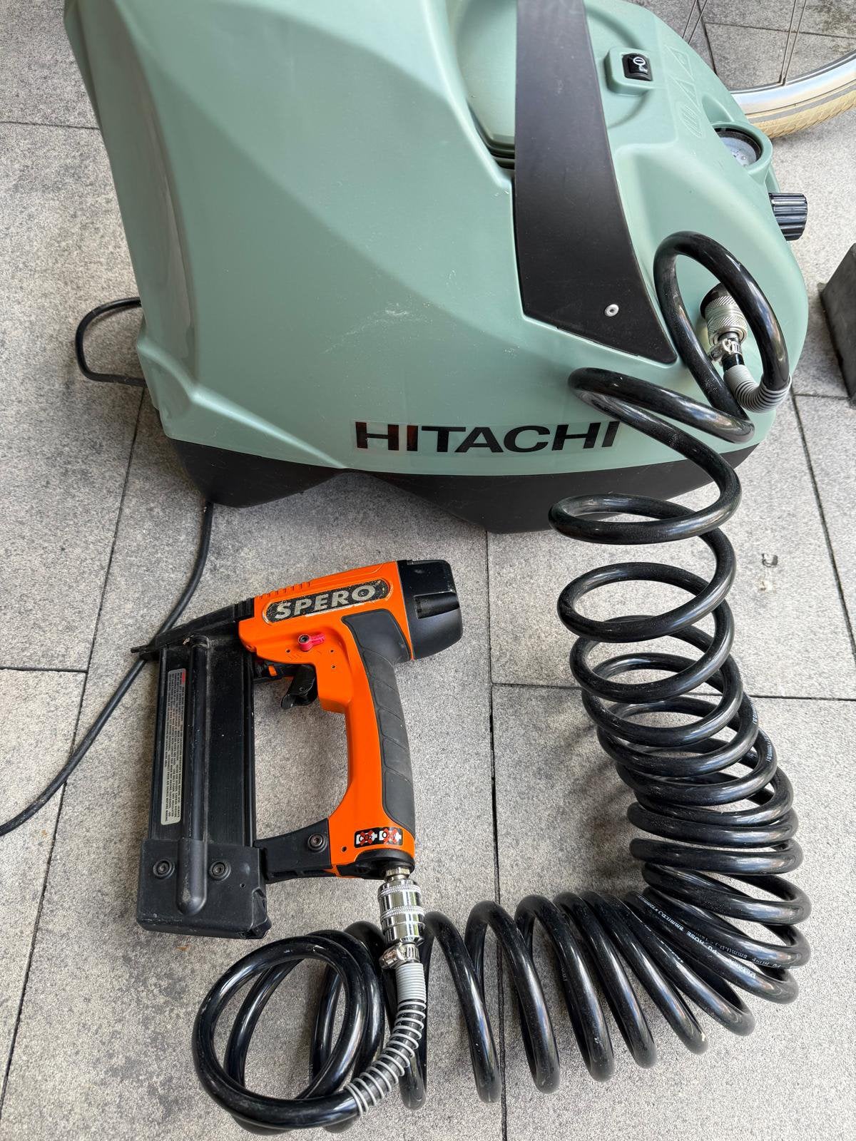 Hitachi compressor en spero tacker, Doe-het-zelf en Verbouw, Compressors, Ophalen, Gebruikt, 10 bar of meer, Minder dan 200 liter/min