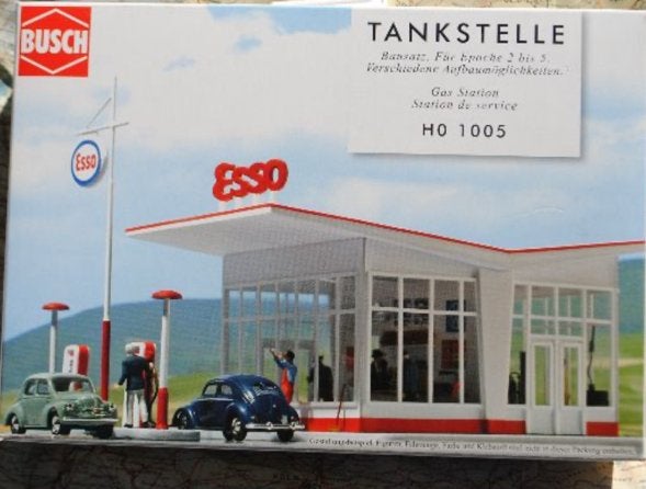 Busch HO 1005 Esso Tankstation met Transporter, Overige merken, Gelijkstroom of Wisselstroom, Overige typen, Nieuw