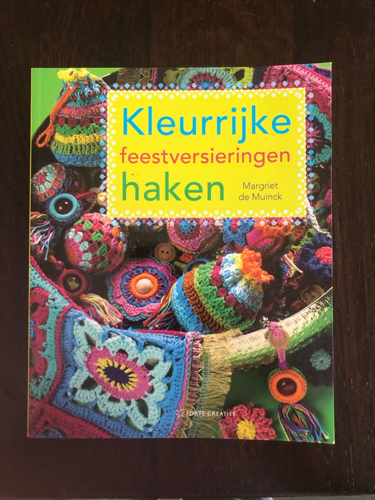 Kleurrijke Feestversieringen Haken - Margriet de Muinck, Hobby en Vrije tijd, Ophalen of Verzenden, Zo goed als nieuw