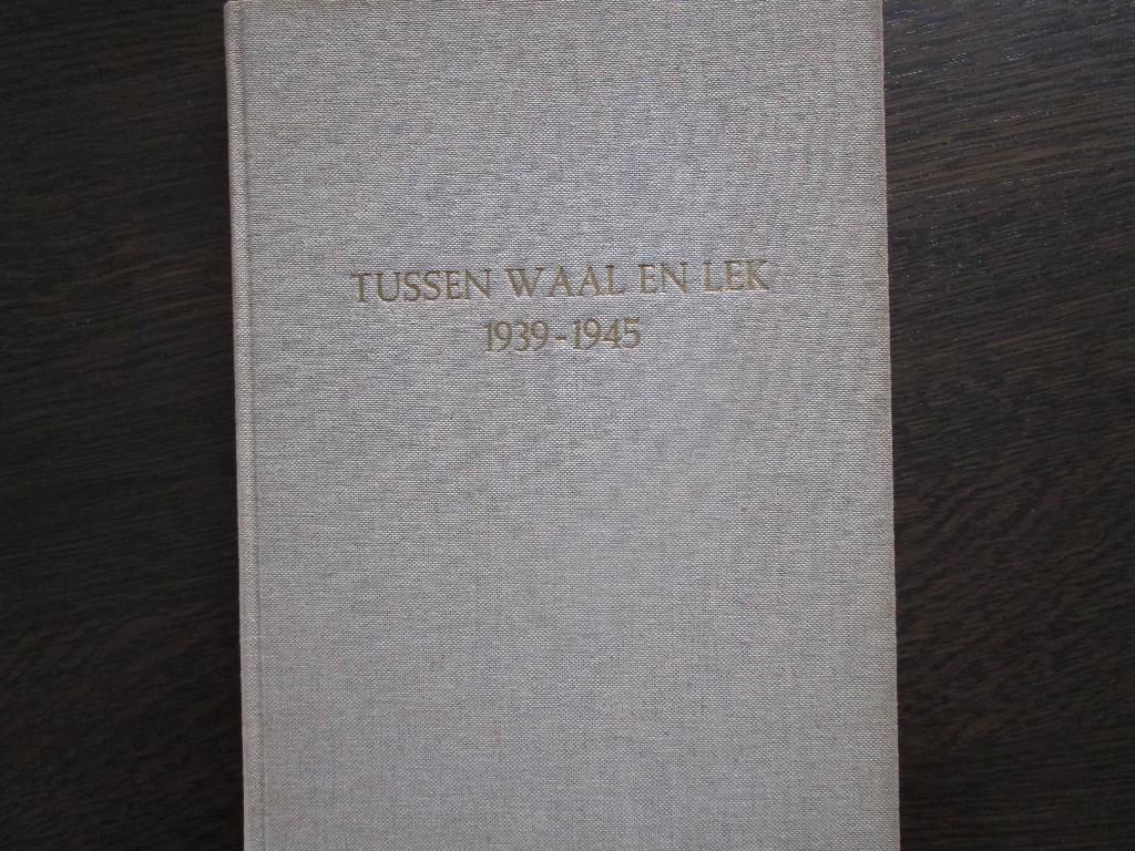 Tussen Waal en Lek 1939-1945, Boeken, Ophalen of Verzenden, 20e eeuw of later, Zo goed als nieuw
