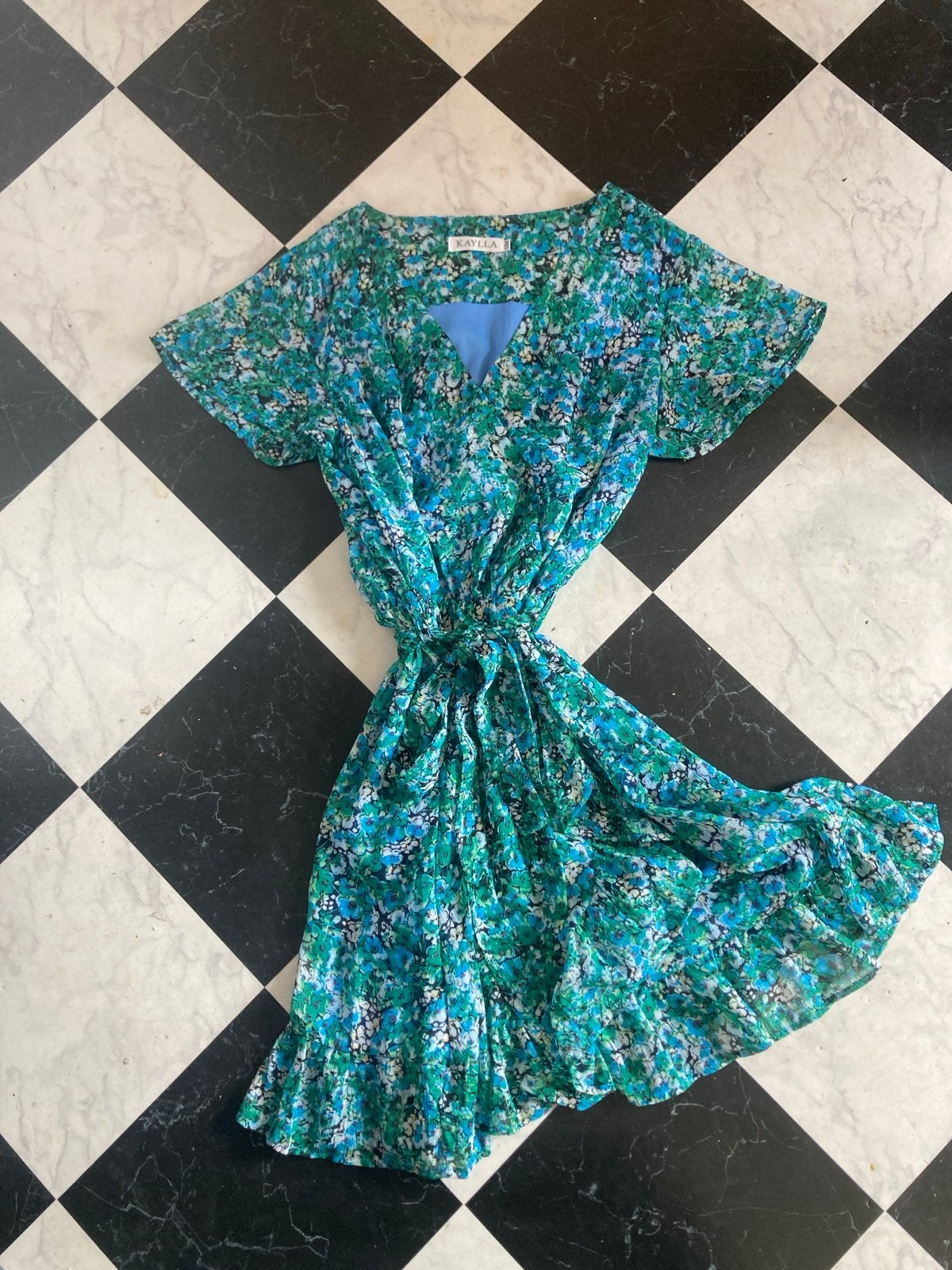 Chique zomerjurk met voering en subtiele gouden glitters, Kleding | Dames, Jurken, Meerkleurig, Nieuw, Ophalen of Verzenden, Knielengte