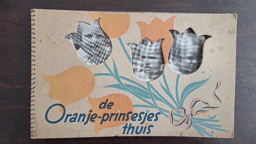 Fotoboek 1945 De Oranje-Prinsesjes Thuis, foto’s en kaarten, Ophalen of Verzenden, Gebruikt, Nederland, Kaart, Foto of Prent