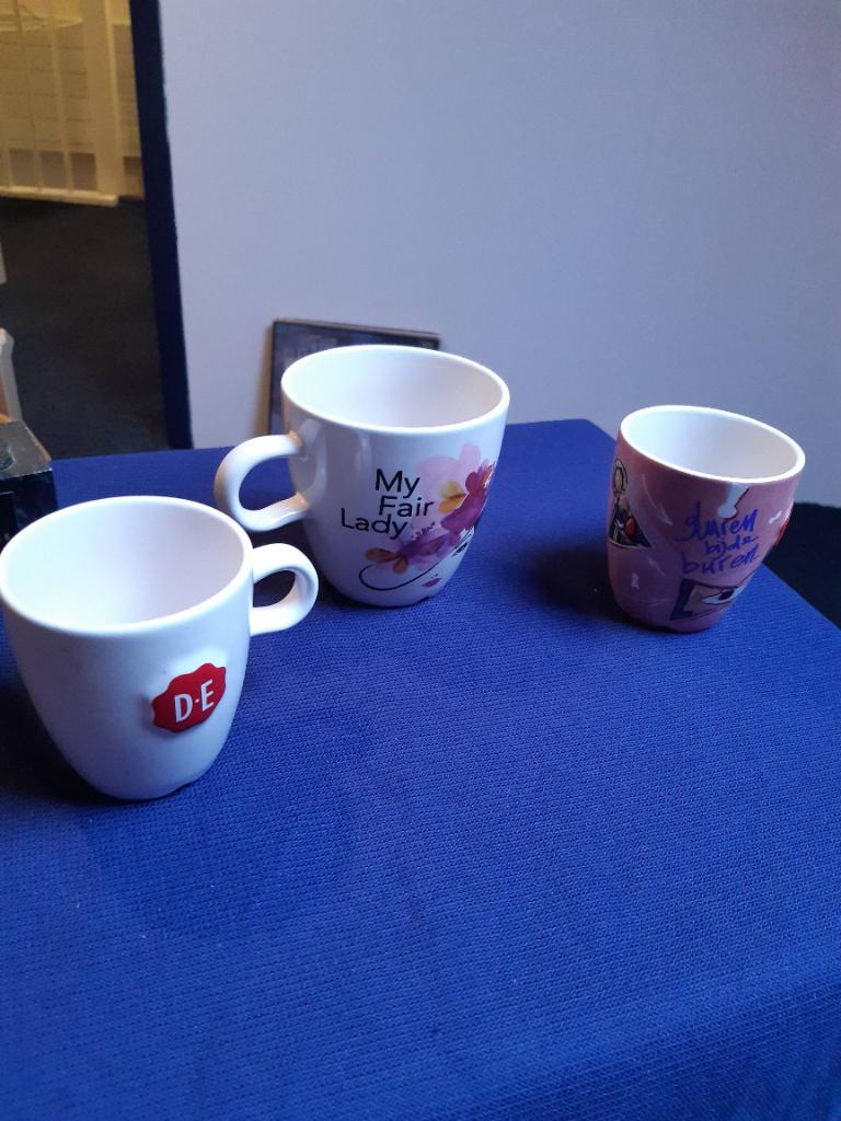 3 Douwe Egberts mokken, Ophalen of Verzenden, Aardewerk, Overige stijlen, Kop(pen) en/of Schotel(s)