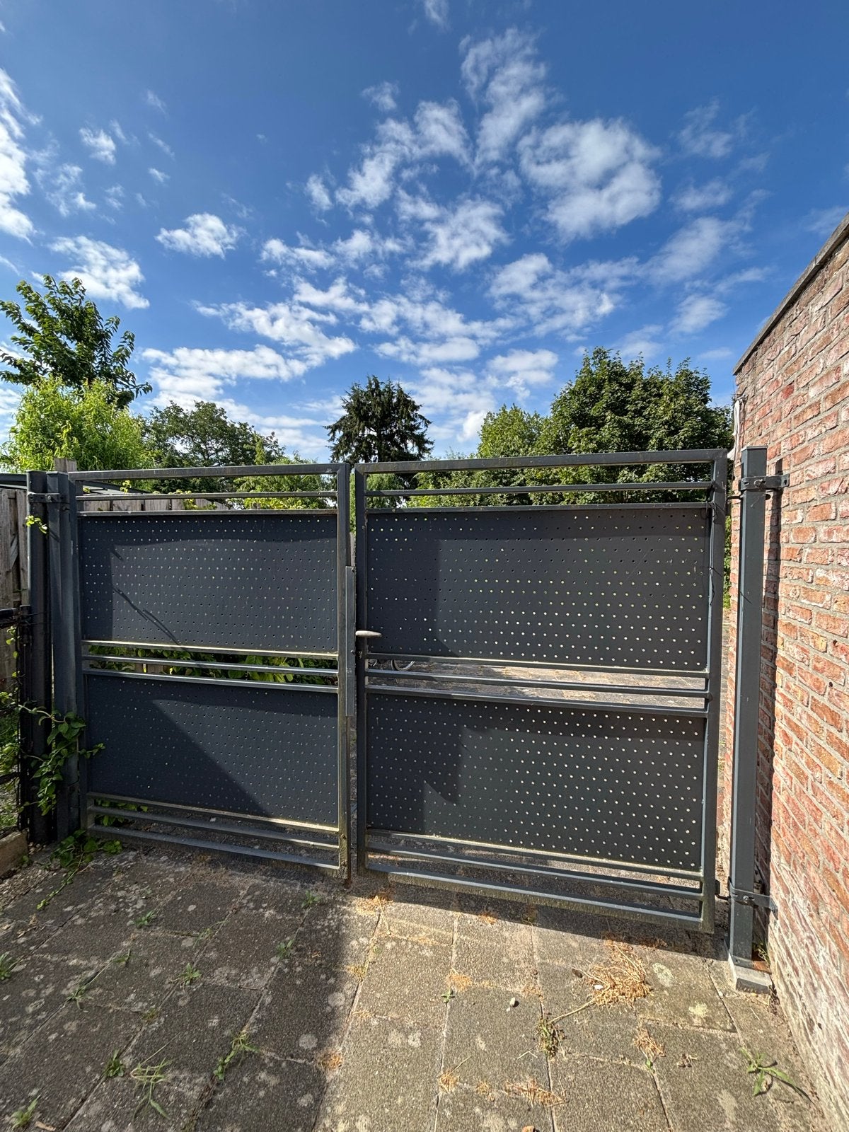 Robuuste antraciet dubbele poort met perforaties, Tuin en Terras, Ophalen, Gebruikt, Staal, 150 tot 200 cm