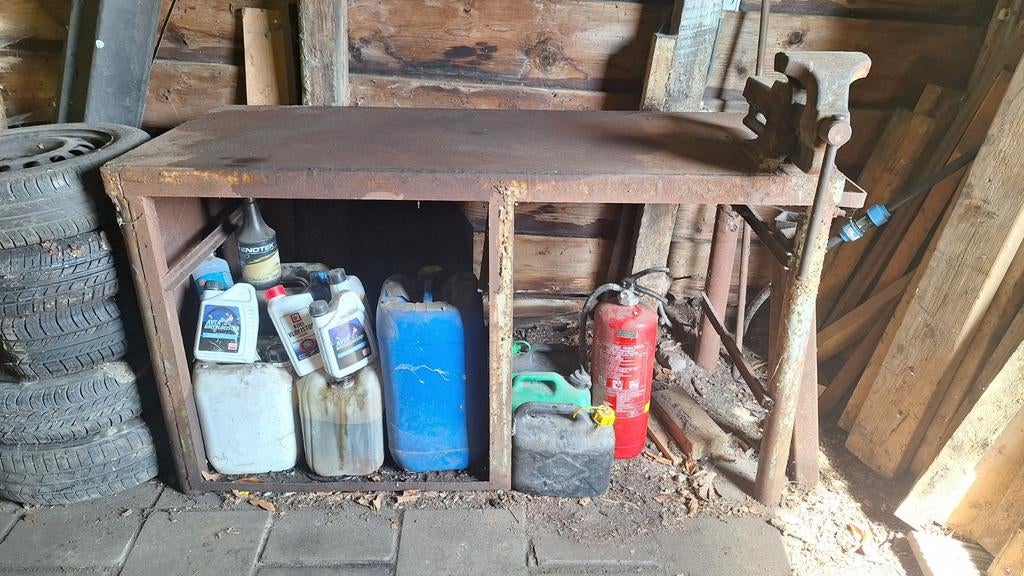 Robuuste stalen werkbank met bankschroef, Doe-het-zelf en Verbouw, Werkbanken, Ophalen, Gebruikt, 120 tot 170 cm, Bankschroef