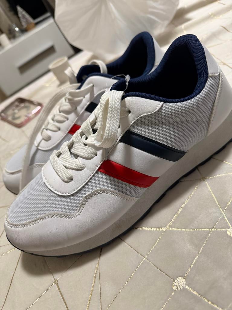 Witte sneakers met rode en blauwe strepen, Ophalen of Verzenden, Gedragen, Wit, Sneakers of Gympen