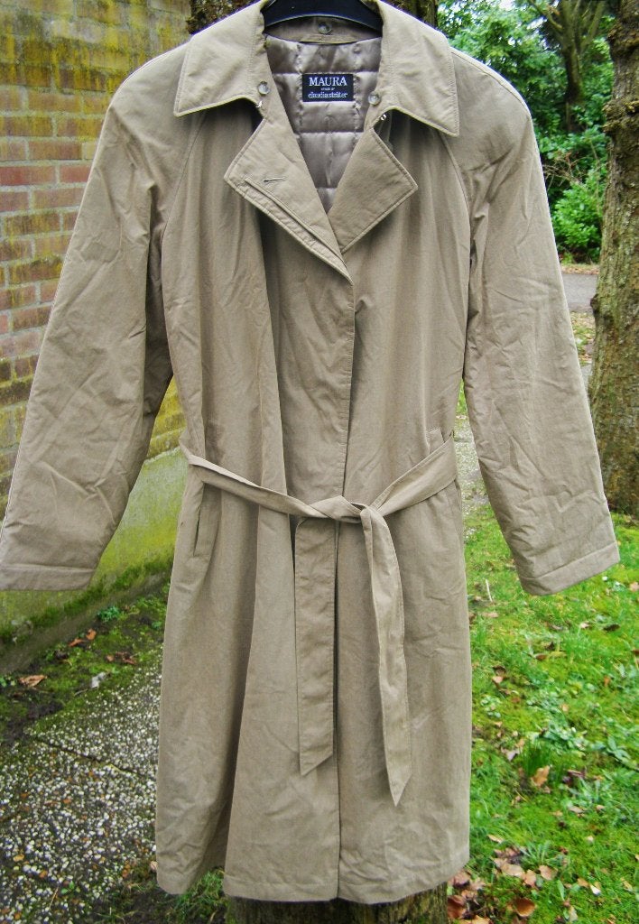 regenjas claudia sträter mt38 tussenjas lange jas trenchcoat, Maat 38/40 (M), Beige, Ophalen of Verzenden, Zo goed als nieuw