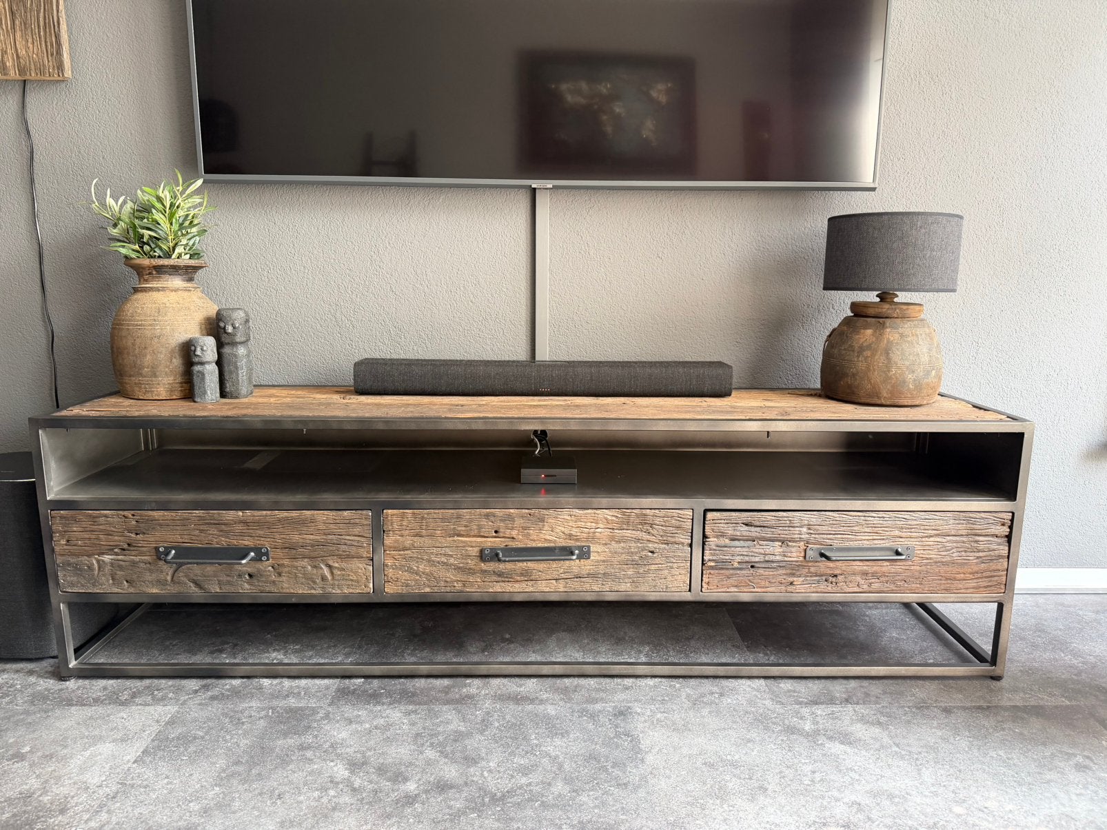 Oud houten televisie meubel, Ophalen, 150 tot 200 cm, Zo goed als nieuw, Minder dan 100 cm