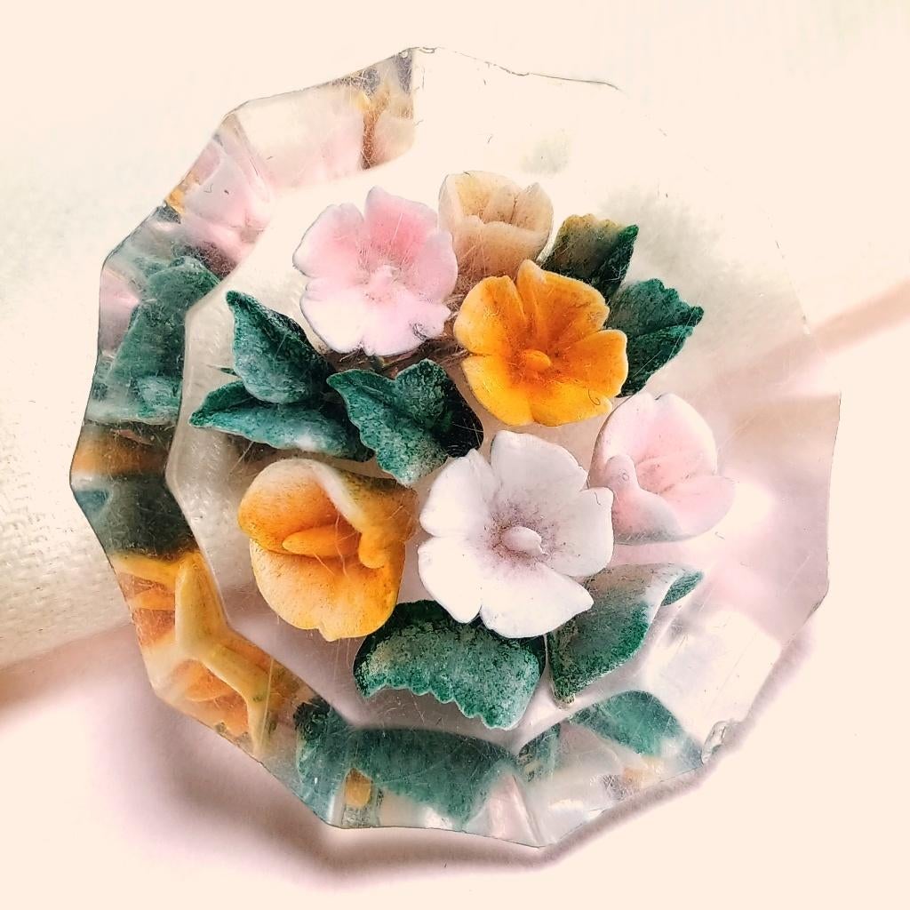 Vintage lucite broche bloemen roze oranje jaren '30-'50, Overige materialen, 4 tot 7 cm, Gebruikt, Verzenden