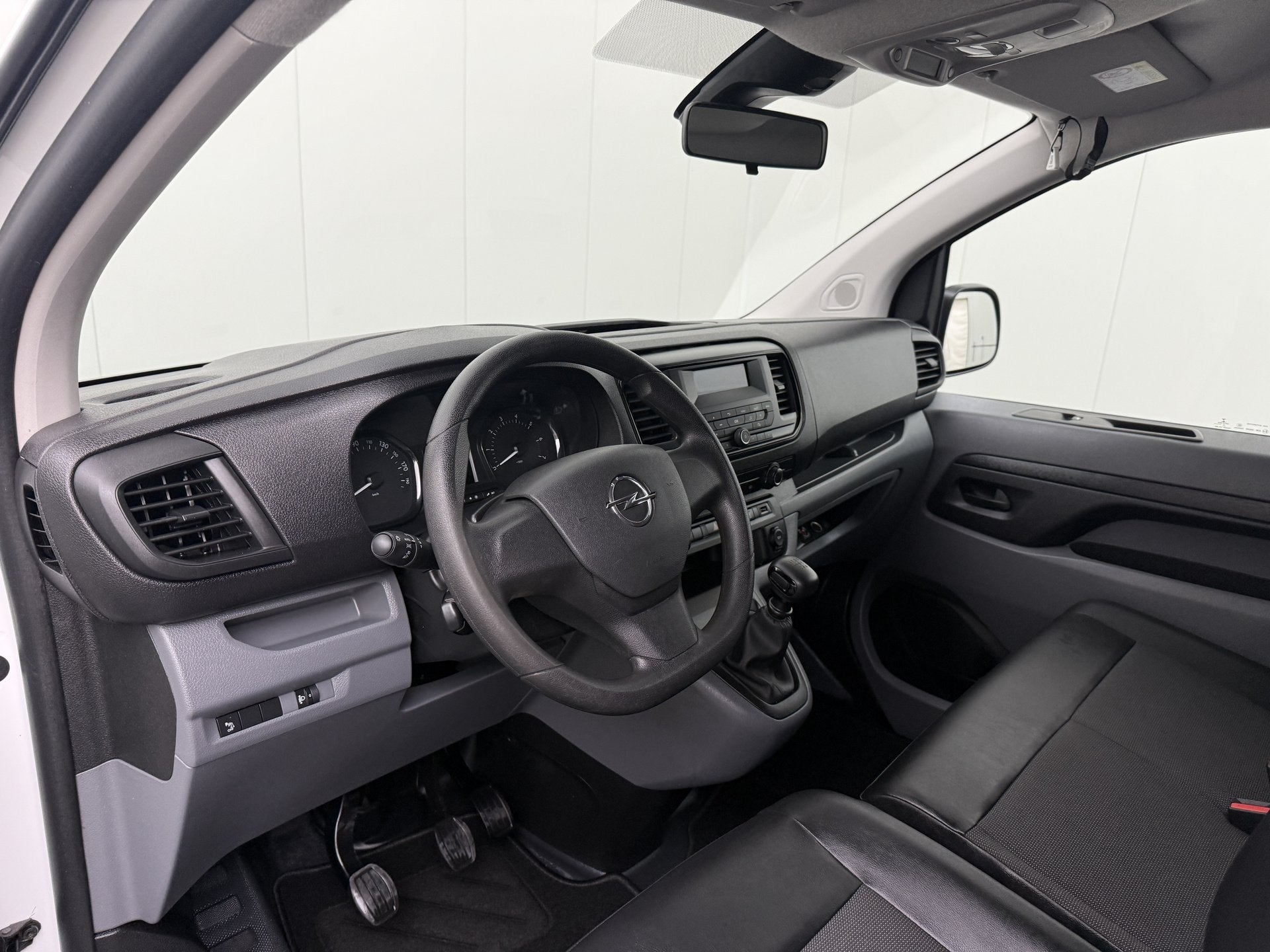 Opel Vivaro 1.5CDTI L1H1 Edition | Kastinrichting | Airco |, Dealer onderhouden, 4 cilinders, Leder en Stof, Wit