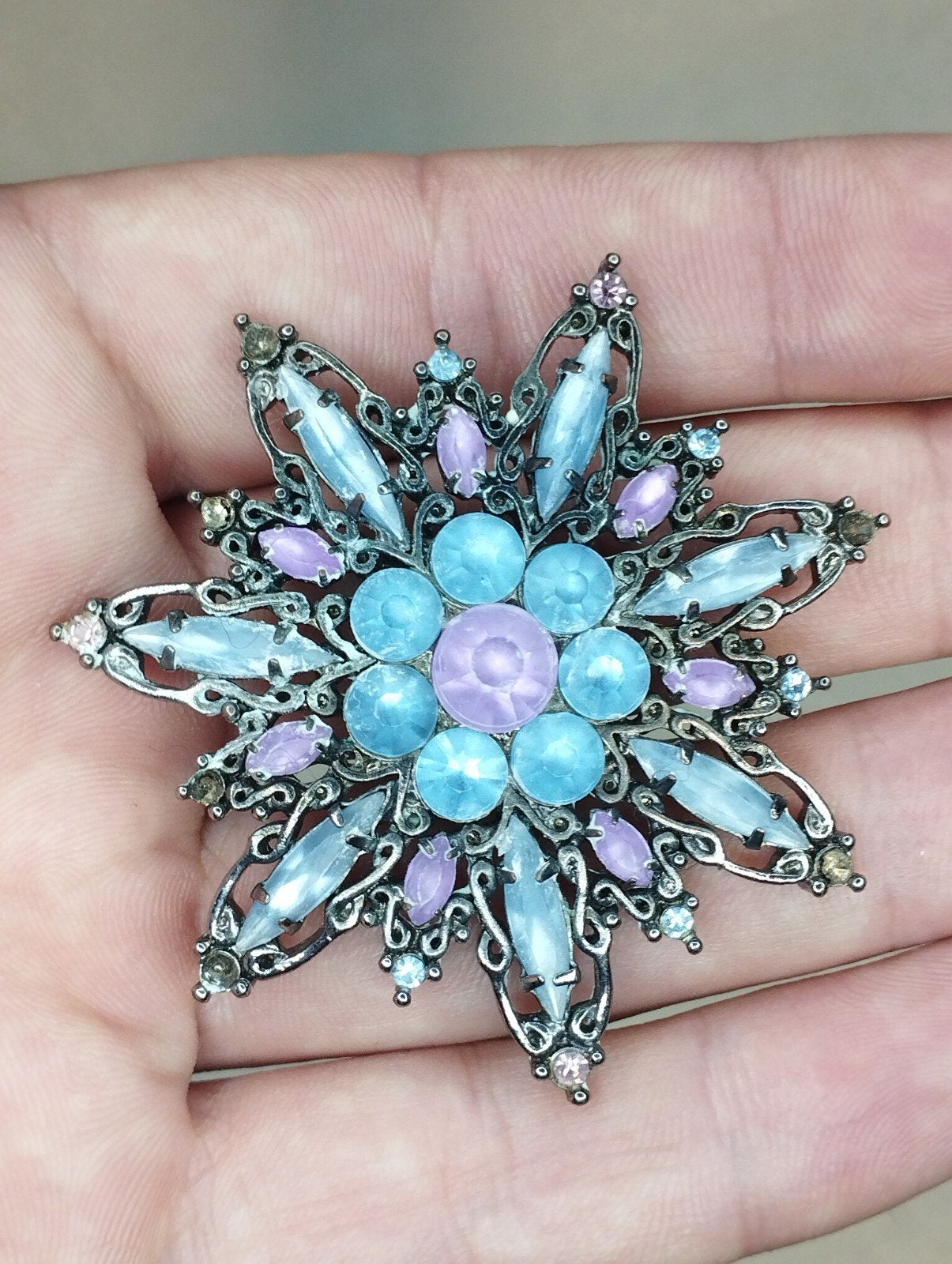Prachtige vintage broche van mat glas., Ophalen of Verzenden, Zo goed als nieuw, Zilver, Overige materialen
