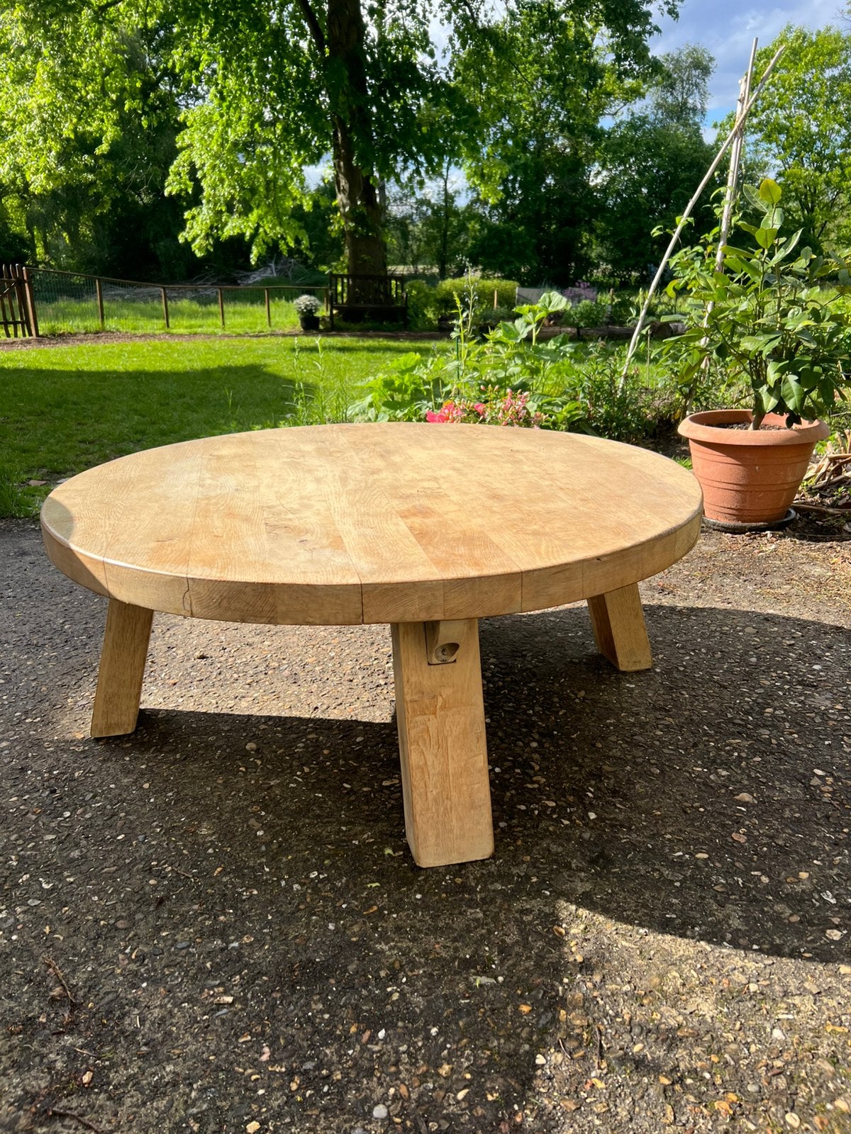 Brutalist salontafel rond massief eikenhout Japandi stijl, Ophalen, 100 tot 150 cm, Eikenhout, 50 tot 100 cm