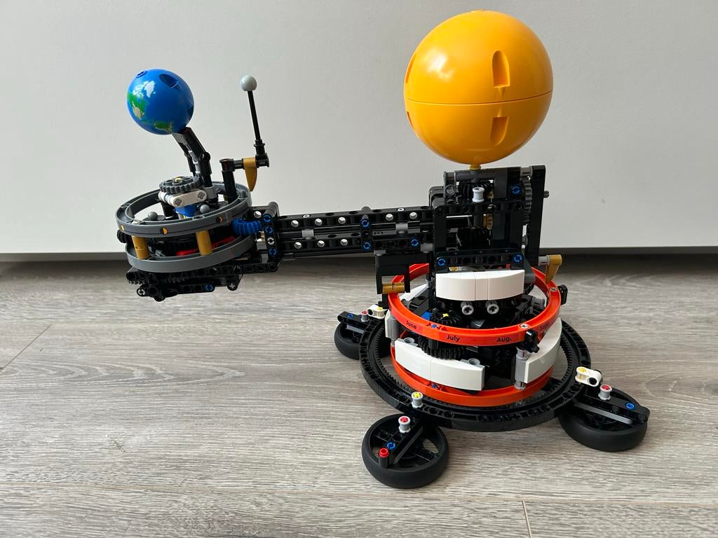 Lego Technic 42179 Planet Earth and Moon in Orbit, Ophalen of Verzenden, Zo goed als nieuw, Complete set, Lego