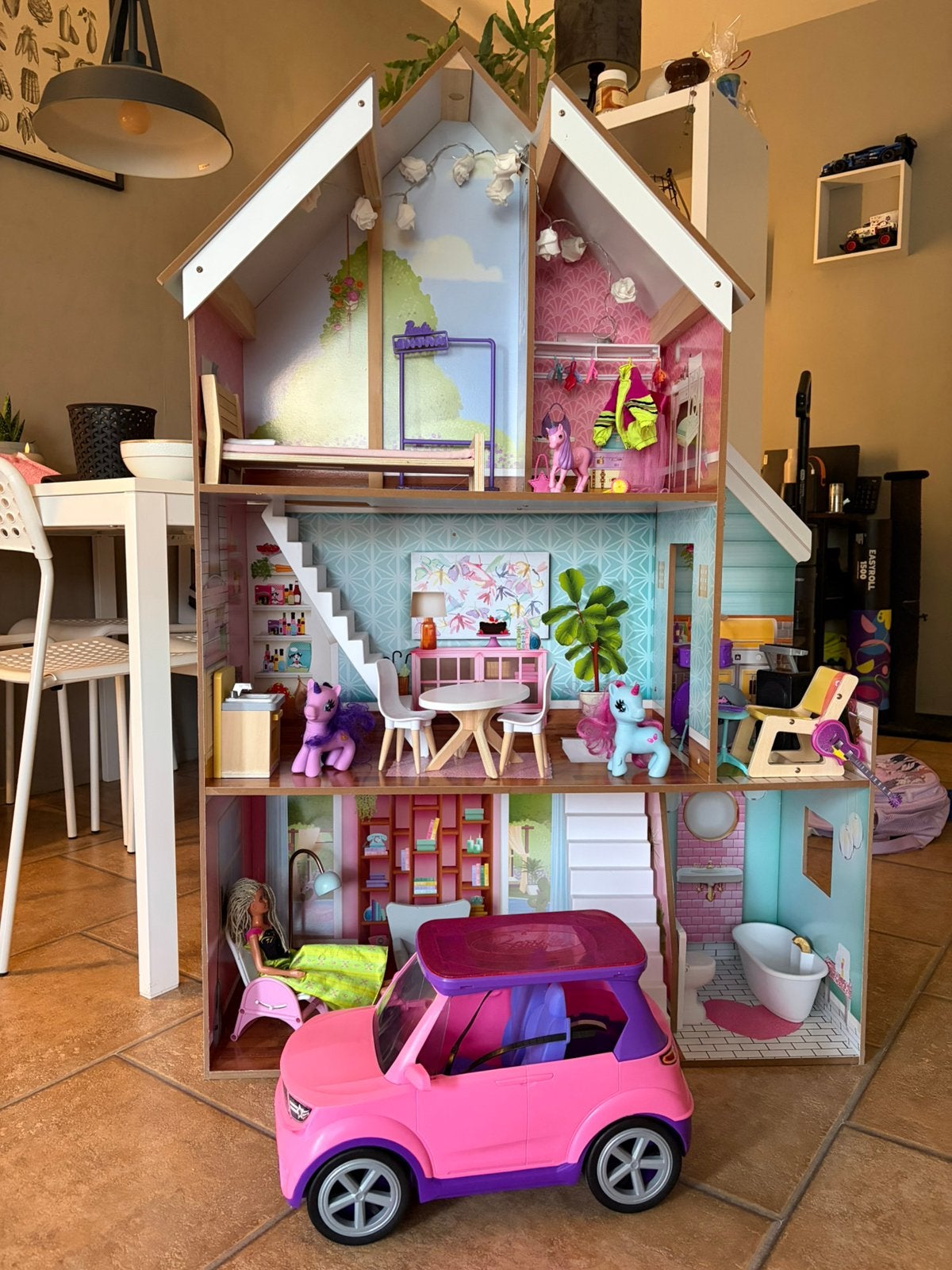 Groot KidKraft houten poppenhuis + Barbie accessoires + auto, Kinderen en Baby's, Ophalen, Zo goed als nieuw, Poppenhuis