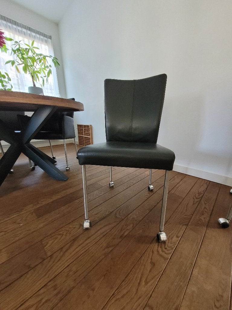2 zwart leren eetkamerstoelen met wieltjes, Ophalen, Gebruikt, Twee, Zwart