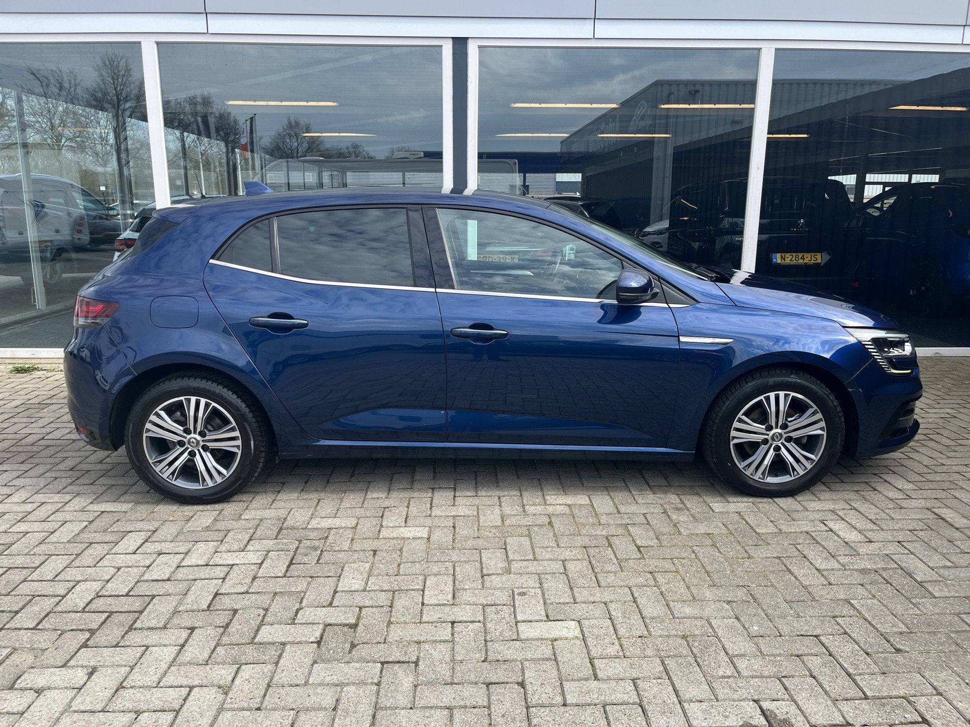Renault Mégane 1.3 TCe Intens Camera / Led / Bose / Hud / C, Auto's, Voorwielaandrijving, Gebruikt, Euro 6, Parkeersensor