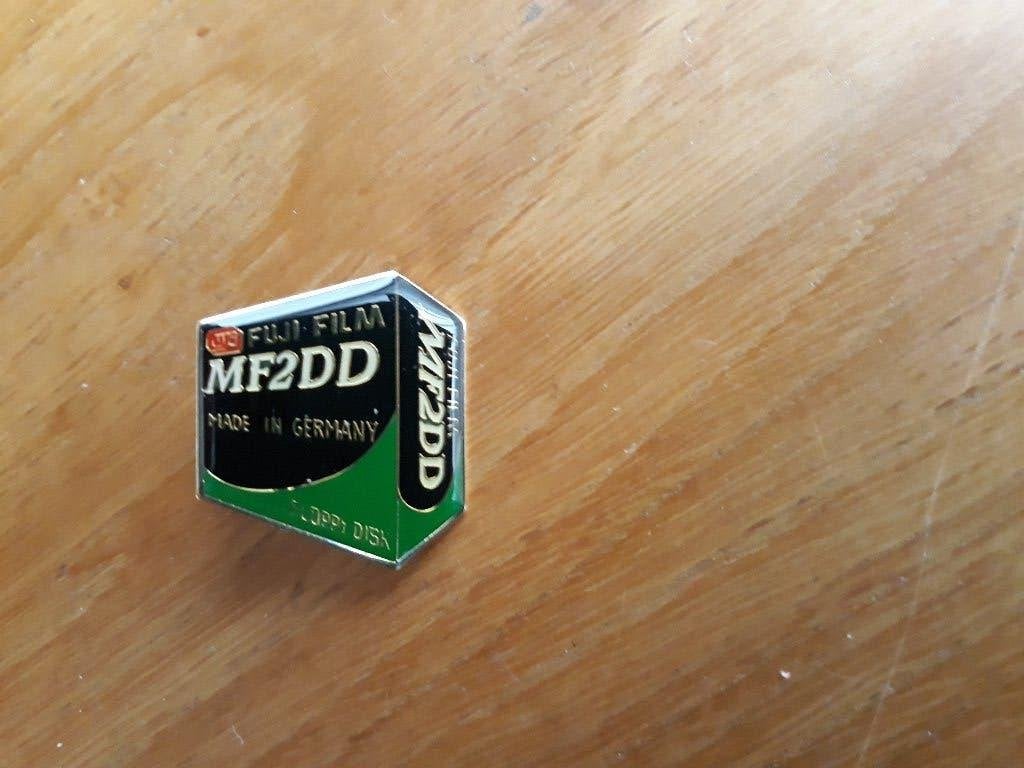 Vintage Fuji Film MF2DD Floppy Disk Pin/Speldje, Ophalen of Verzenden, Zo goed als nieuw, Overige onderwerpen, Speldje of Pin