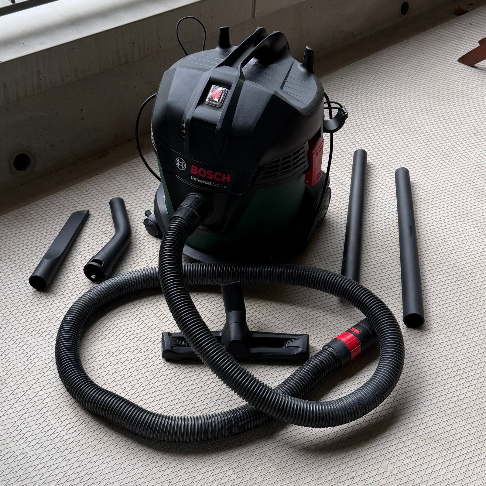 Bosch UniversalVac 15 Nat- en Droogzuiger, Inclusief accessoires, Gebruikt, Bosch, Ophalen of Verzenden