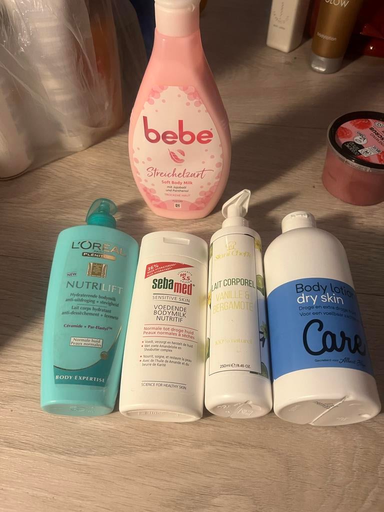 Vier bodylotions en bodymilk, Verzenden, Nieuw, Bodylotion, Crème of Olie