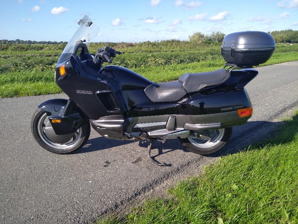Honda PC800, Motoren, Cardan-aandrijving, 2 cilinders, Gebruikt, Particulier