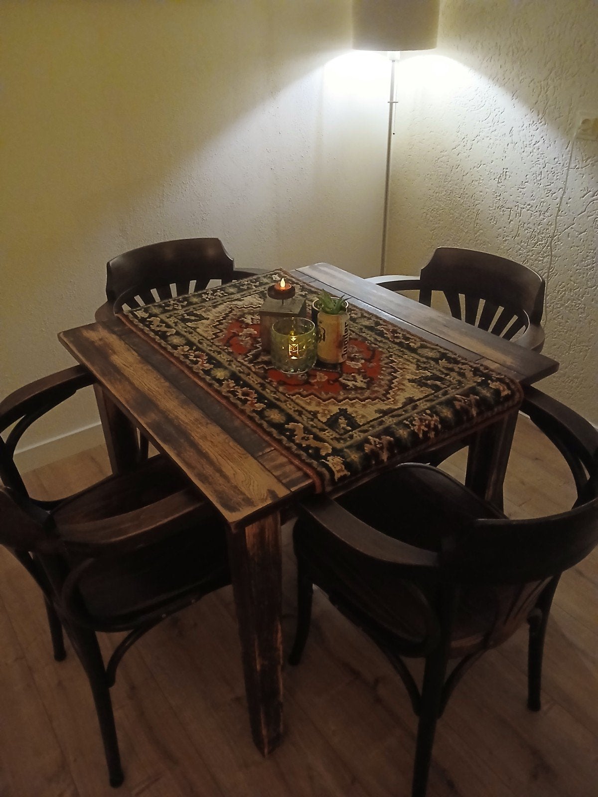 cafestoel 4 x thonet style met armleuning, bruin, Ophalen, Zo goed als nieuw, Bruin, Hout