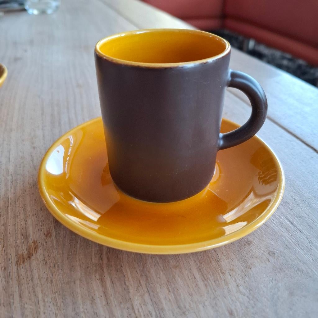 Kop en schotel bruin /oker vintage, Ophalen of Verzenden