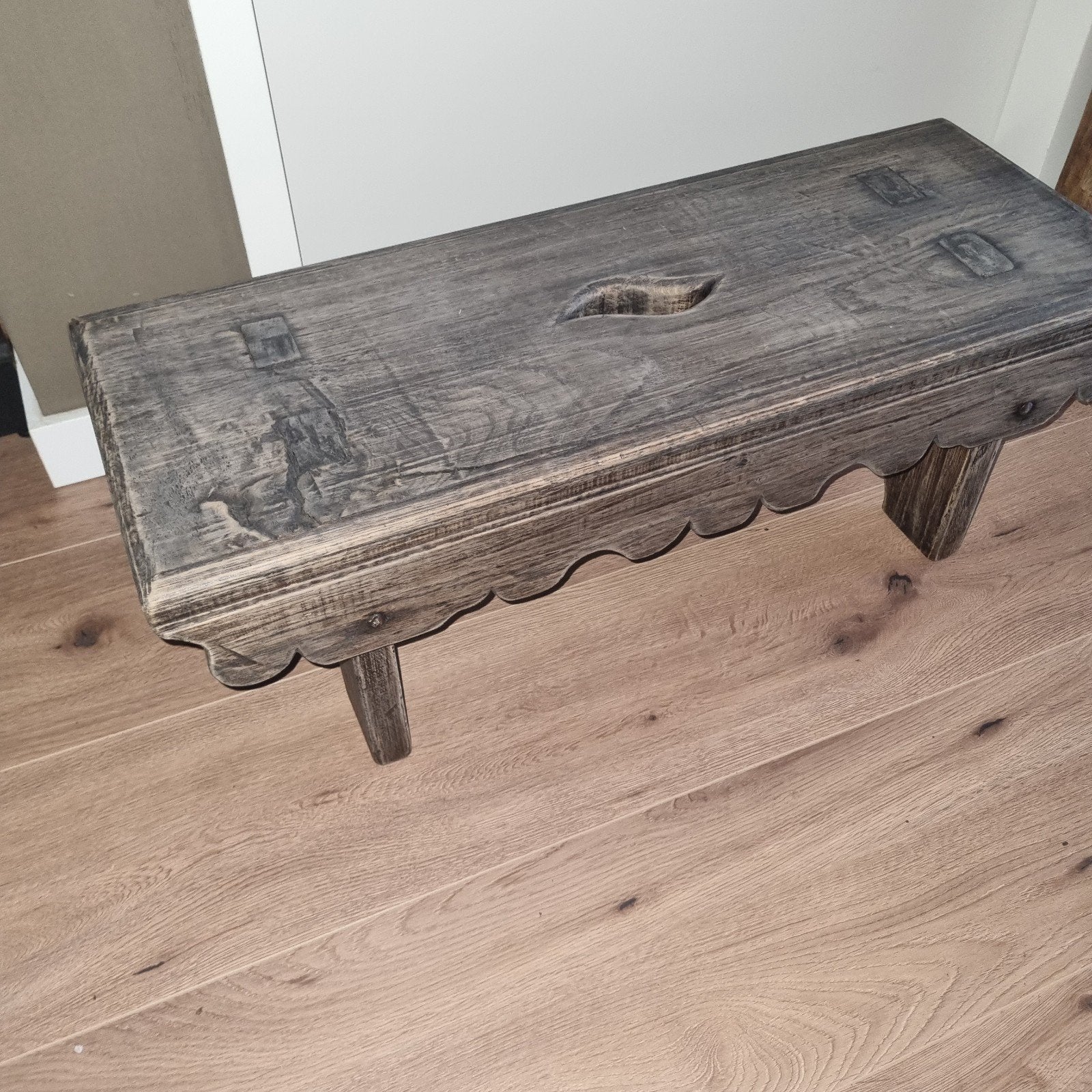Antiek vergrijst bankje opstapje krukje van massief hout, Ophalen
