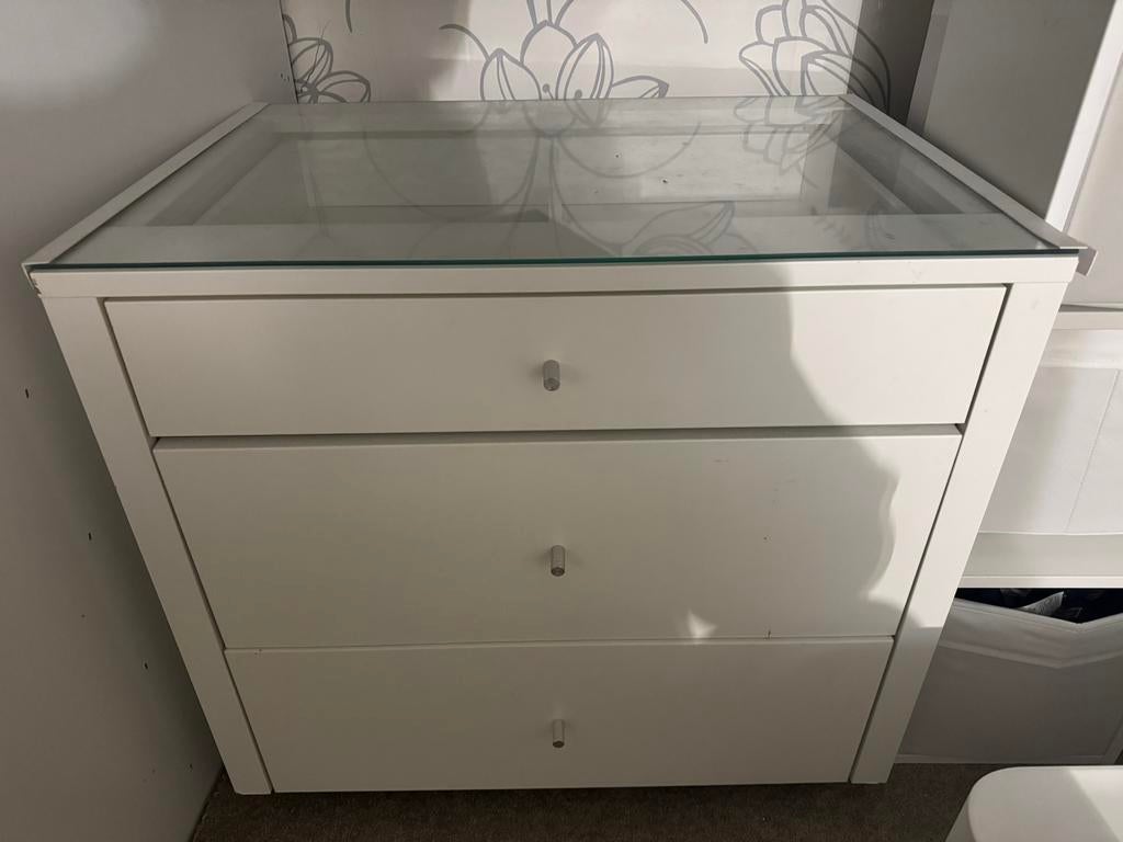 IKEA Kastje met Glazen Plaat, Glas, Zo goed als nieuw, Met lade(s), 25 tot 50 cm